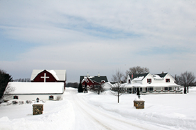 Christmas farmhouse decorated for Christmas.